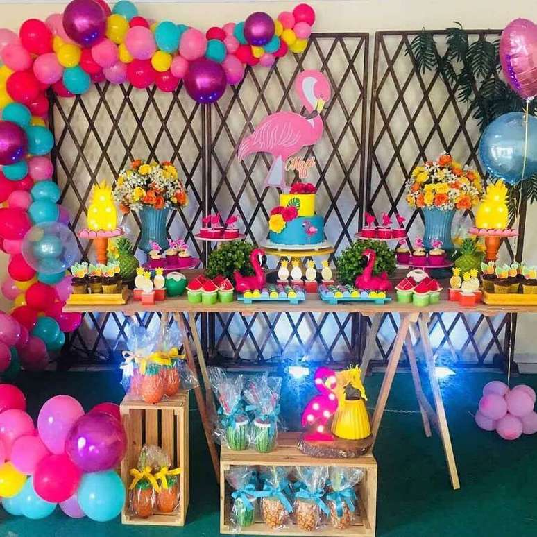8. Balões coloridos são ótimos para compor a decoração de festa flamingo infantil – Foto: DYL Festas