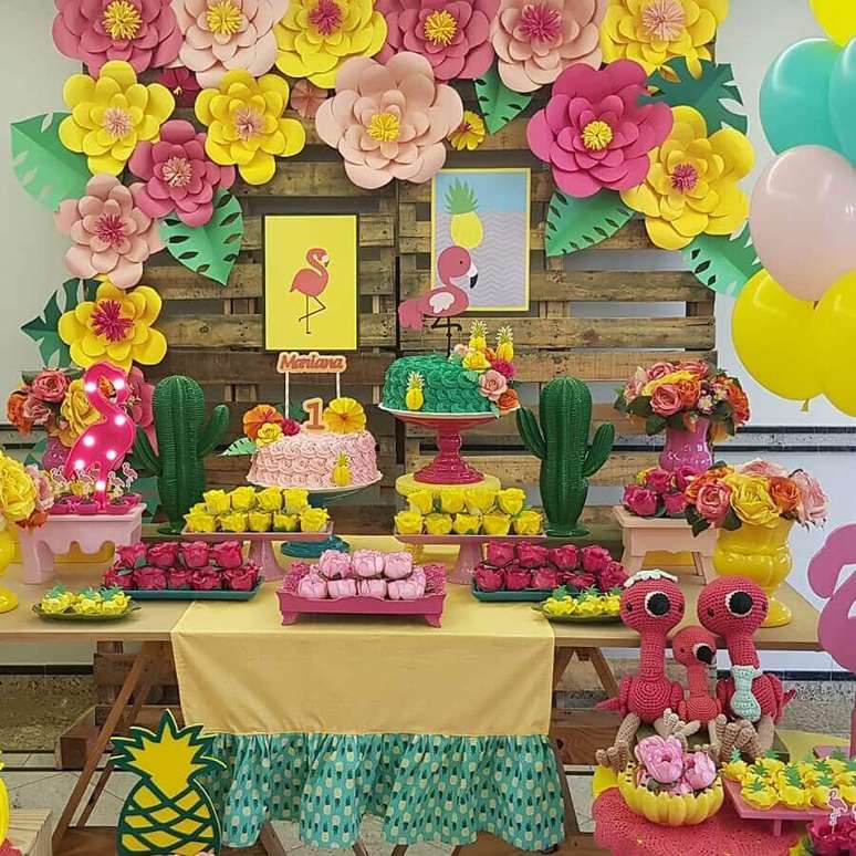 34. Faça flores de papel para decorar o painel da sua festa flamingo simples – Foto: Little Party