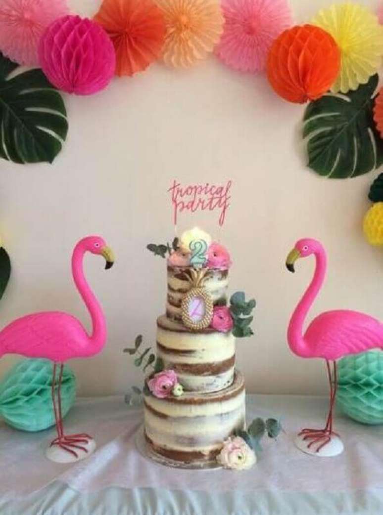 38. Decoração de festa flamingo simples com bolo 3 andares decorado com flores – Foto: Cake Ideas