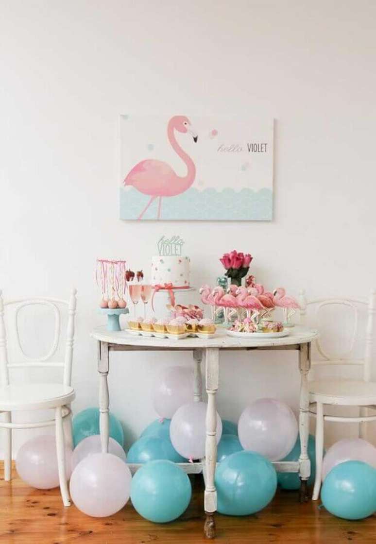 41. Decoração de festa flamingo simples com balões azul e brancos – Foto: Pinterest