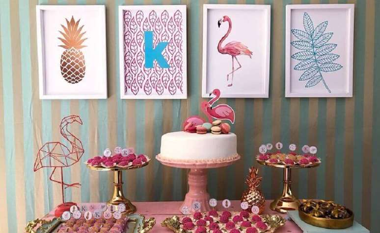 42. Festa flamingo simples decorada com quadrinhos no painel de fundo – Foto: Pensamento Criativo