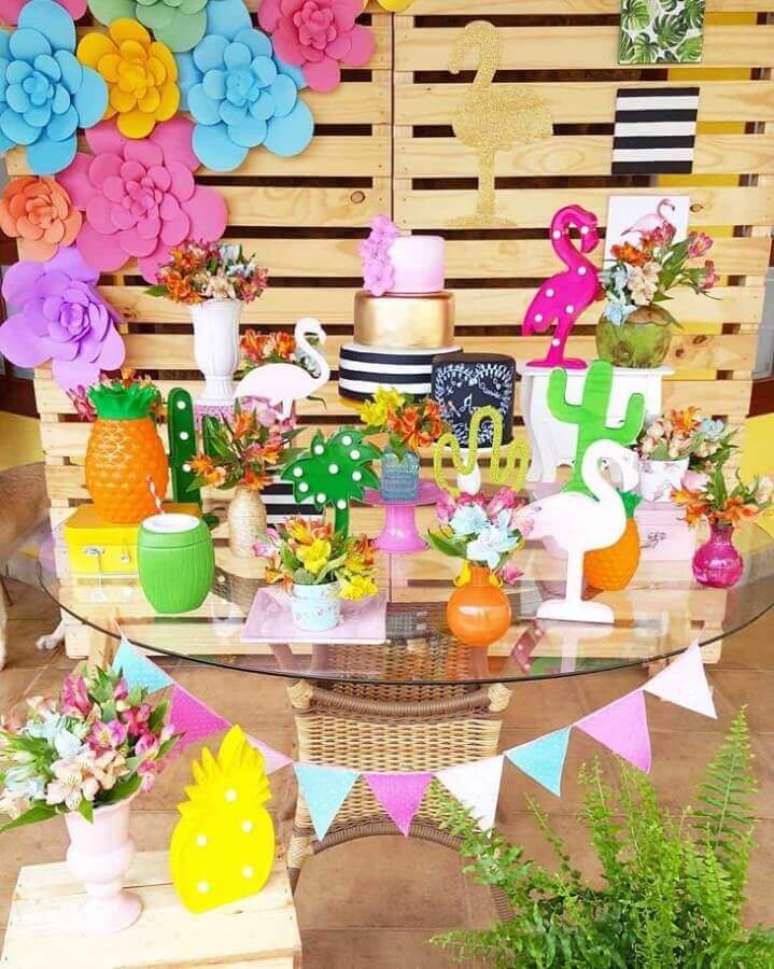 43. Decoração rústica com painel de pallets e flores de papel para festa flamingo tropical – Foto: Bliss Festas