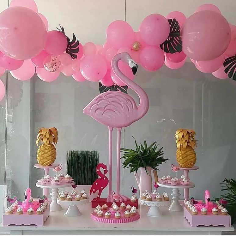 46. Decoração moderna para festa flamingo e abacaxi – Foto: Cerezas Party