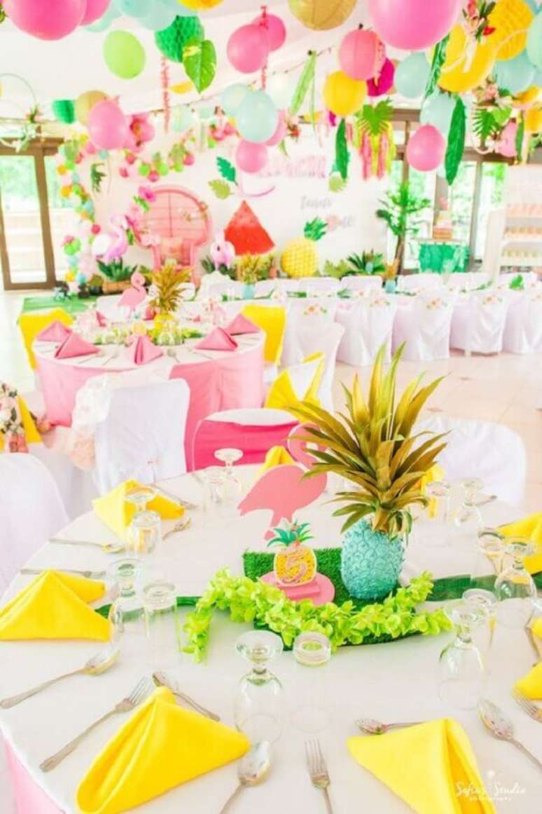 47. Linda decoração super alegre e colorida para festa flamingo e abacaxi infantil – Foto: Kara’s Party Ideas