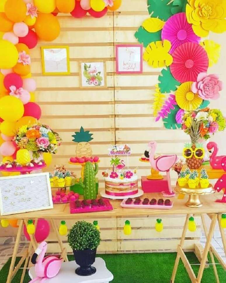 49. Decoração de festa flamingo simples e rústica com flores e folhas de papel para painel de pallets – Foto: Paloma Decora