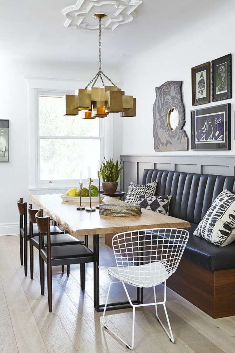 55. Utilize lumin&aacute;rias de teto robustas para a decora&ccedil;&atilde;o da sala de jantar &ndash; Foto: Maison et Demeure