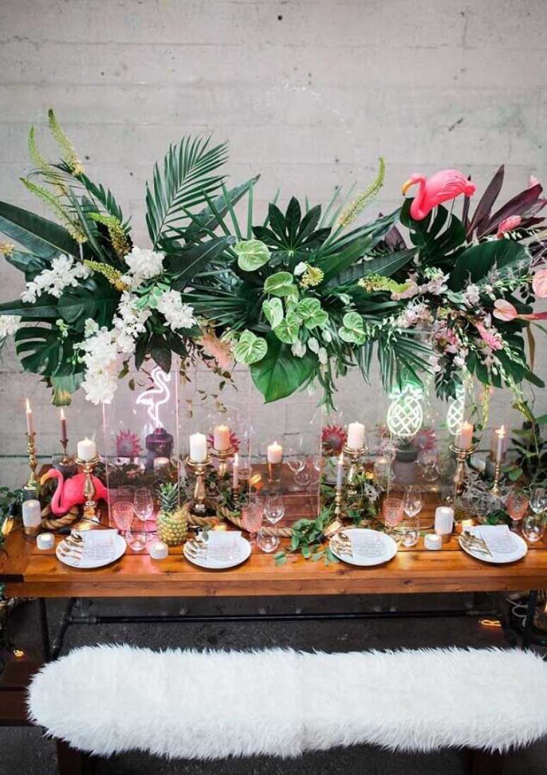 51. Decoração sofisticada para festa flamingo com folhagens e velas em mesa com pequenos abacaxis – Foto: Pinterest