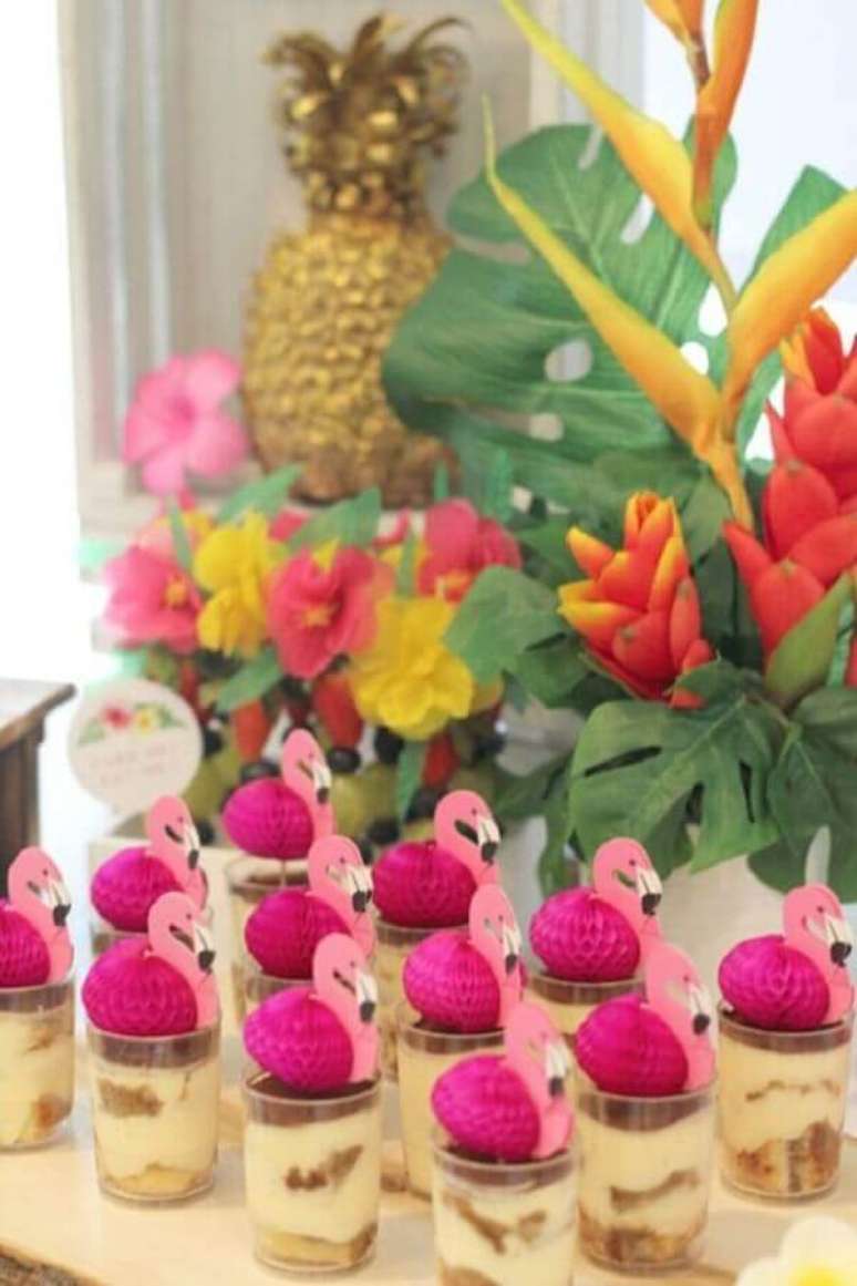 56. Lindos doces decorados para festa flamingo tropical – Foto: Mamãe Plugada