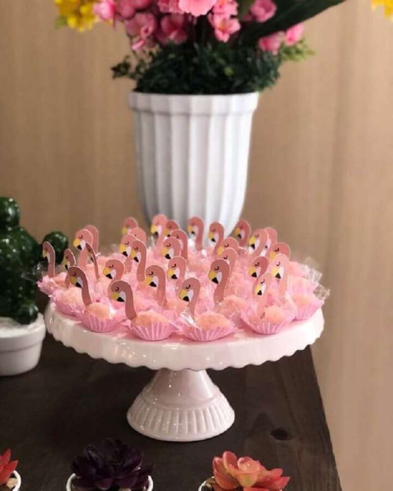 60. Delicados doces com forminhas personalizadas para festa tema flamingo – Foto: Pinterest