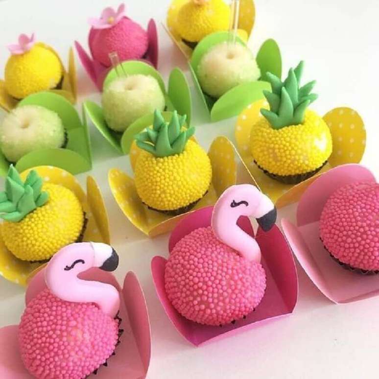 61. Doces decorados para festa flamingo e abacaxi – Foto: Inspire sua Festa e Maternidade