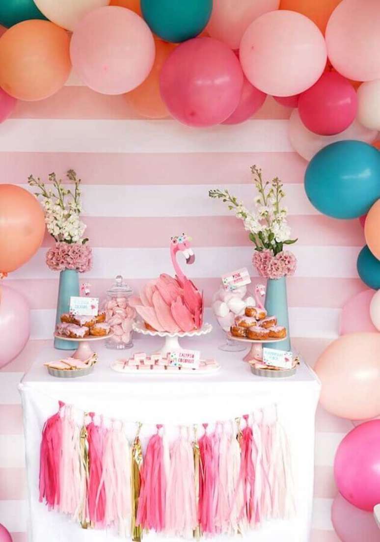 63. Festa de aniversário flamingo decorada com arranjo de balões e lindo bolo personalizado em formato de flamingo – Foto: Style Me Pretty