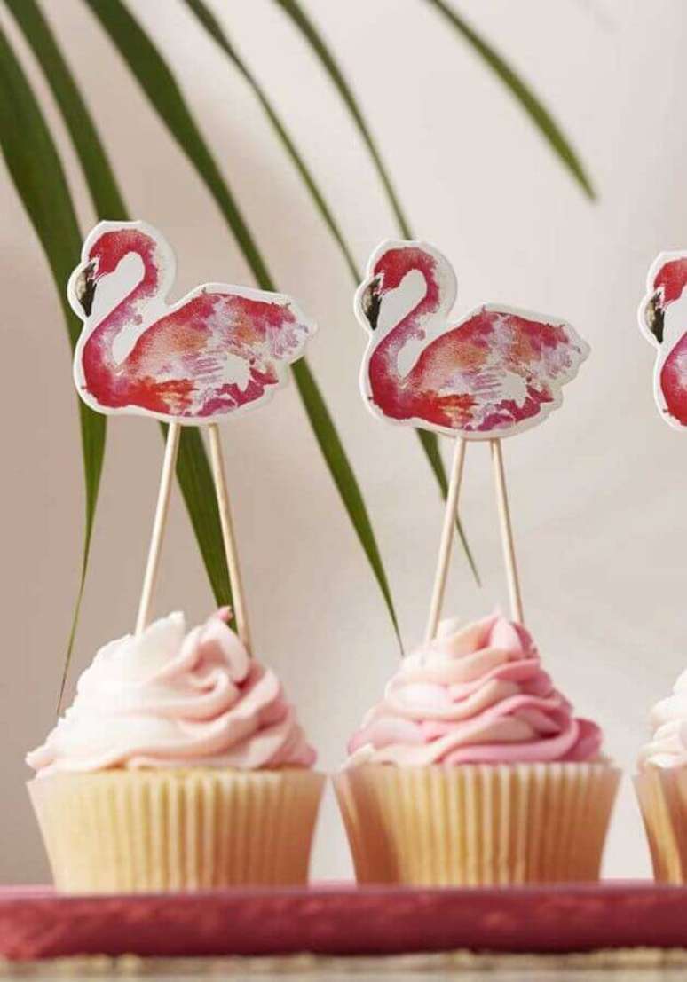64. Festa de aniversário de flamingo com cupcakes personalizados – Foto: PartyBox