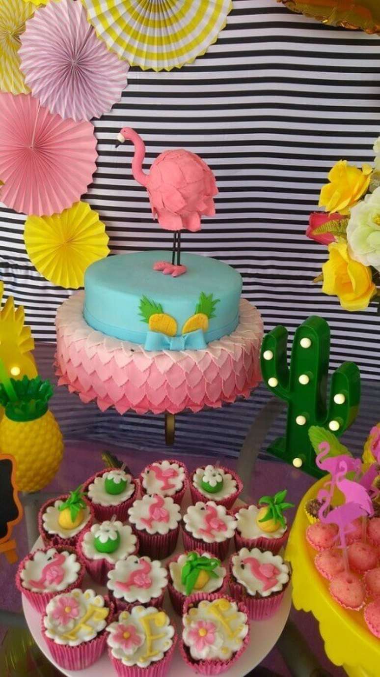 65. Festa flamingo tropical decorada com bolo dois andares lindo e docinhos personalizados – Foto: Pinterest