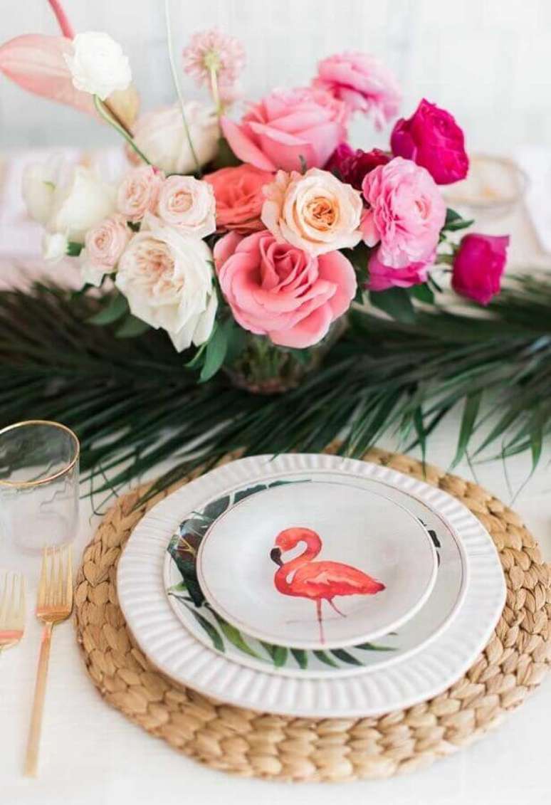 66. Arranjo de flores e pratos especiais para festa de aniversário de flamingo – Foto: Webcomunica
