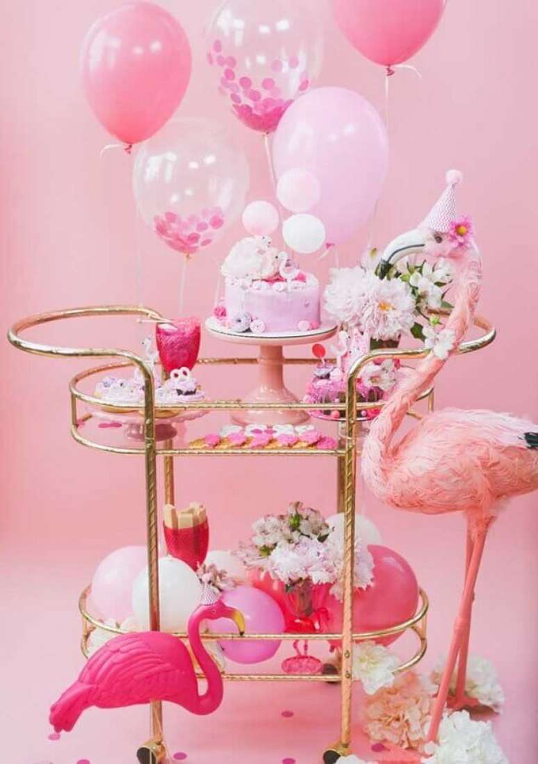 68. Carrinho dourado com vários doces e balões rosa para festa tema flamingo – Foto: Pinterest