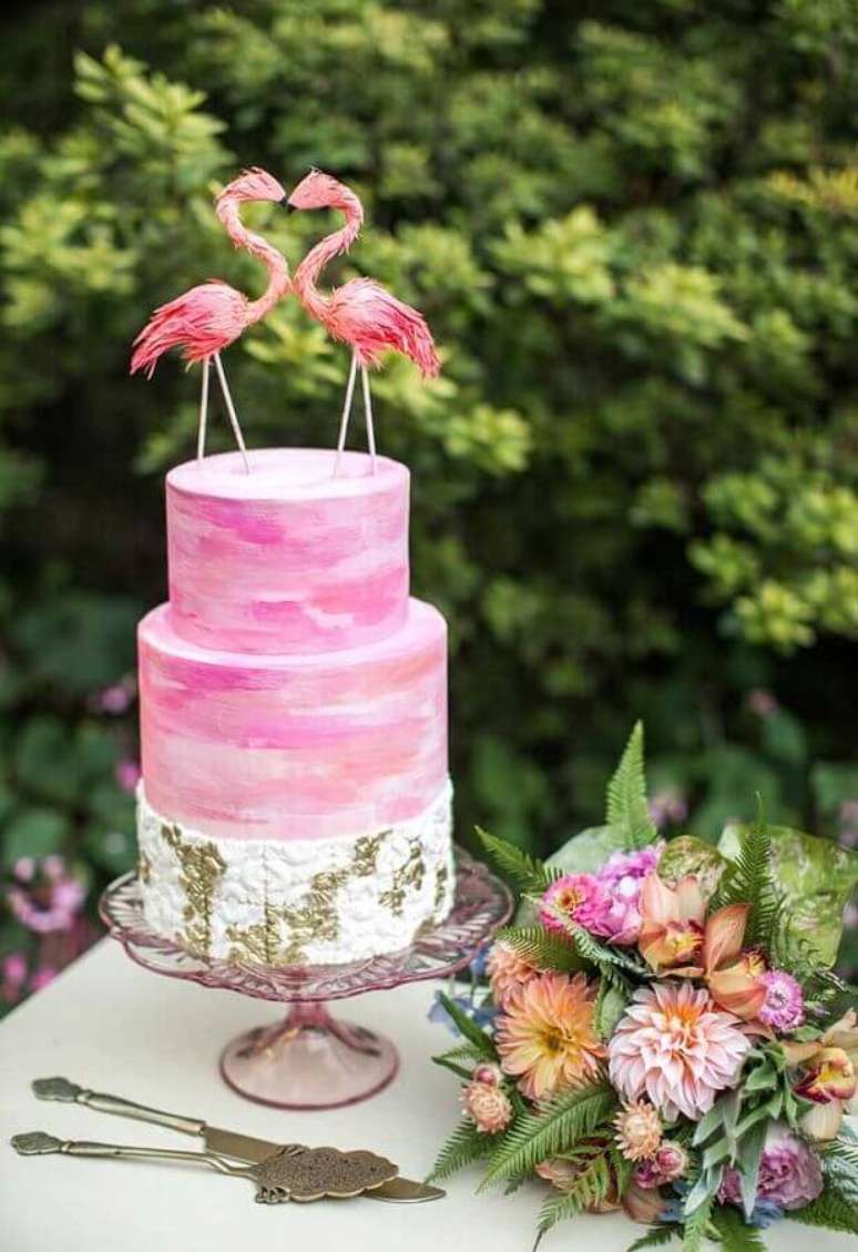 69. Modelo de bolo 2 andares decorado para festa de aniversário de flamingo – Foto: Style Me Pretty