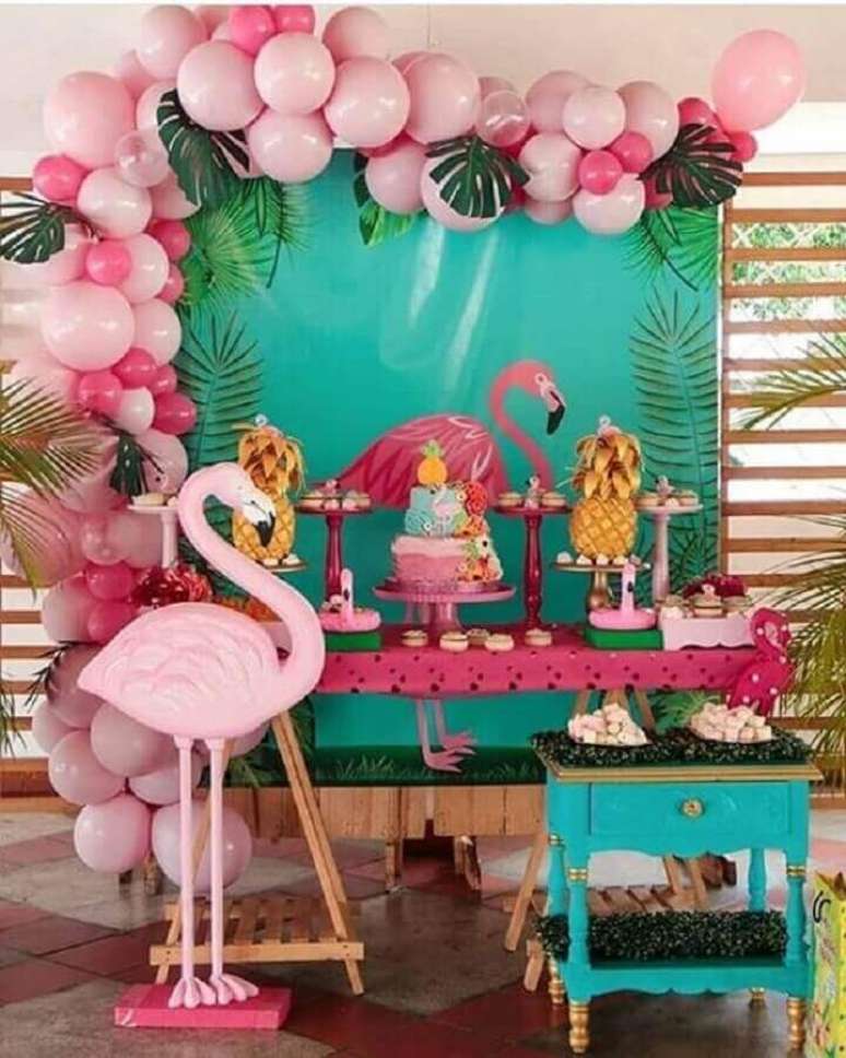 74. Decoração com flamingo grande e arranjo de balões cor de rosa com folhas de costela de Adão para festa flamingo simples – Foto: Pinterest