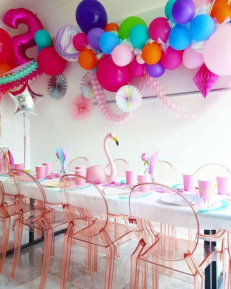 75. Festa flamingo simples decorada com arranjo de balões coloridos – Foto: Sugar & Salt