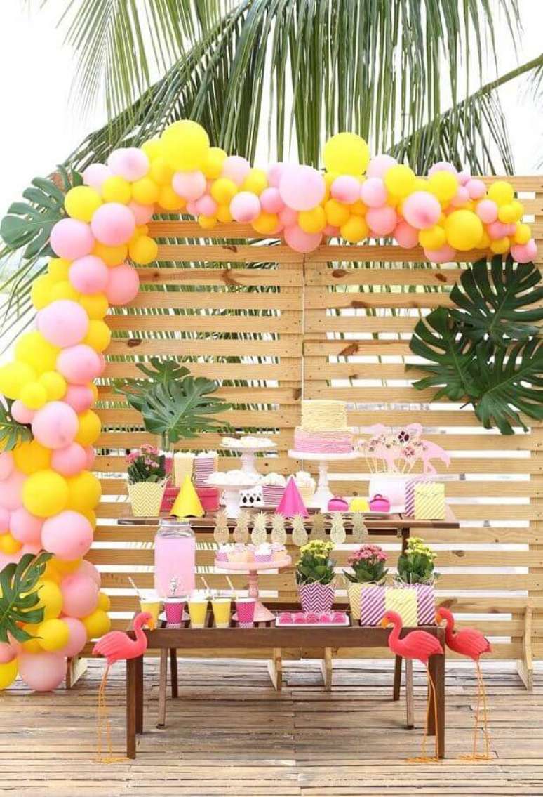 10. Decoração de festa flamingo simples com painel de pallet e costela de Adão – Foto: Pinterest