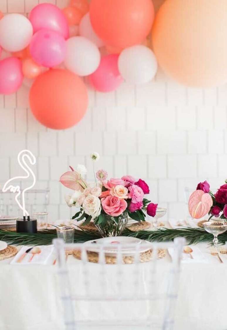 79. Decoração de festa flamingo com arranjo de rosas e balões – Foto: Pinterest