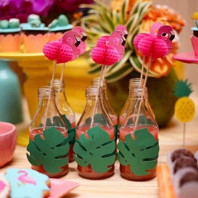 81. Garrafinhas de suco decoradas para festa flamingo tropical – Foto: Renata Caroline Festas