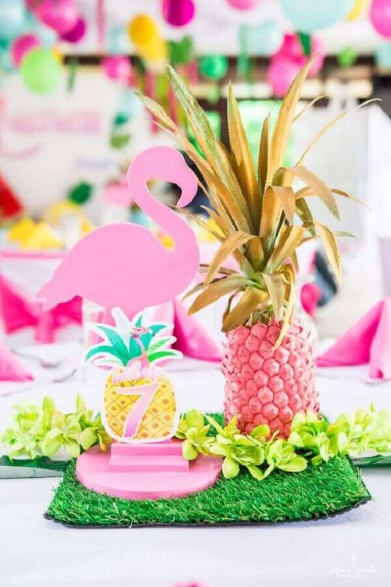 82. Ideia de decoração para festa flamingo e abacaxi – Foto: Kara’s Party Ideas