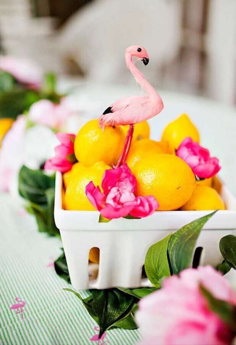 83. Ideia de decoração para festa flamingo tropical com cesta de frutas – Foto: Ideias Decor