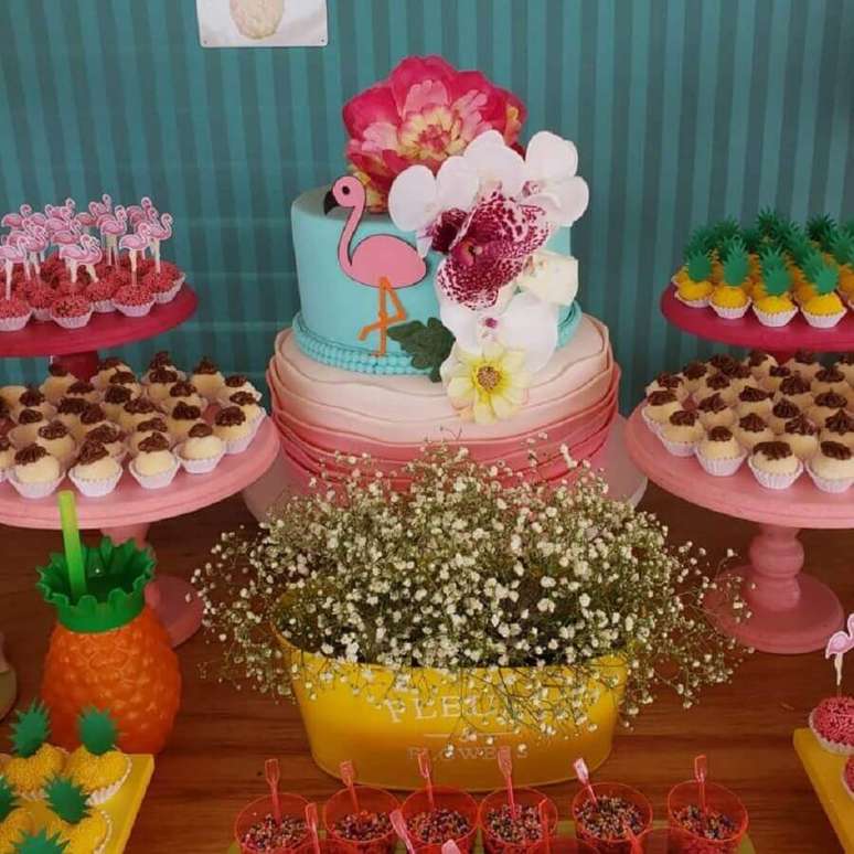 84. Ideia de doces para decoração de festa flamingo simples com bolo dois andares decorado com flores – Foto: Nathália Campos