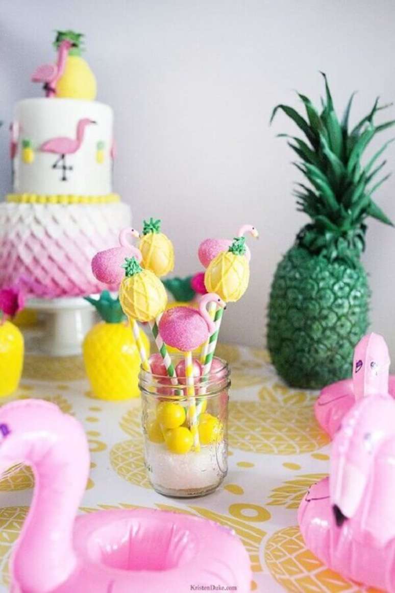 85. Festa flamingo e abacaxi decorada com cake pop personalizado – Foto: Kara’s Party Ideas