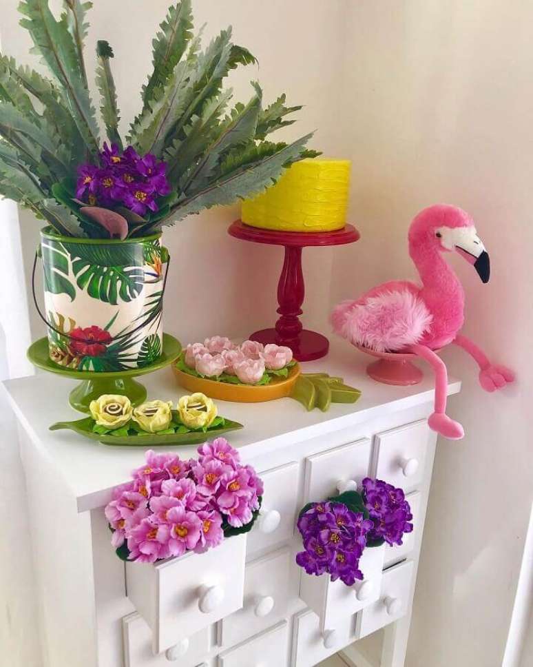86. Cantinho decorado com flores para festa flamingo simples – Foto: Adoro Festa