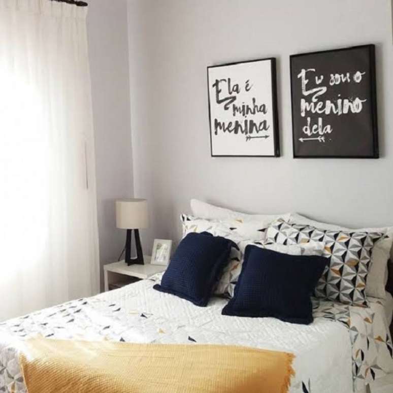 75- Quadros para quarto com frases alegram o c&ocirc;modo. Fonte: Pinterest