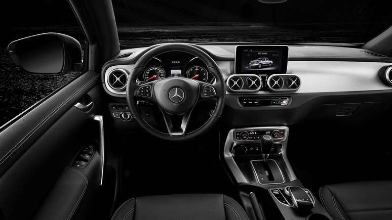 Interior da picape Classe X: sofisticação como em qualquer Mercedes.