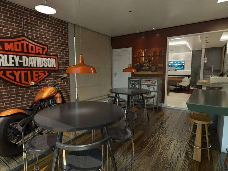 21. &Aacute;rea descontra&iacute;da com lumin&aacute;rias de teto estilo pendente laranja