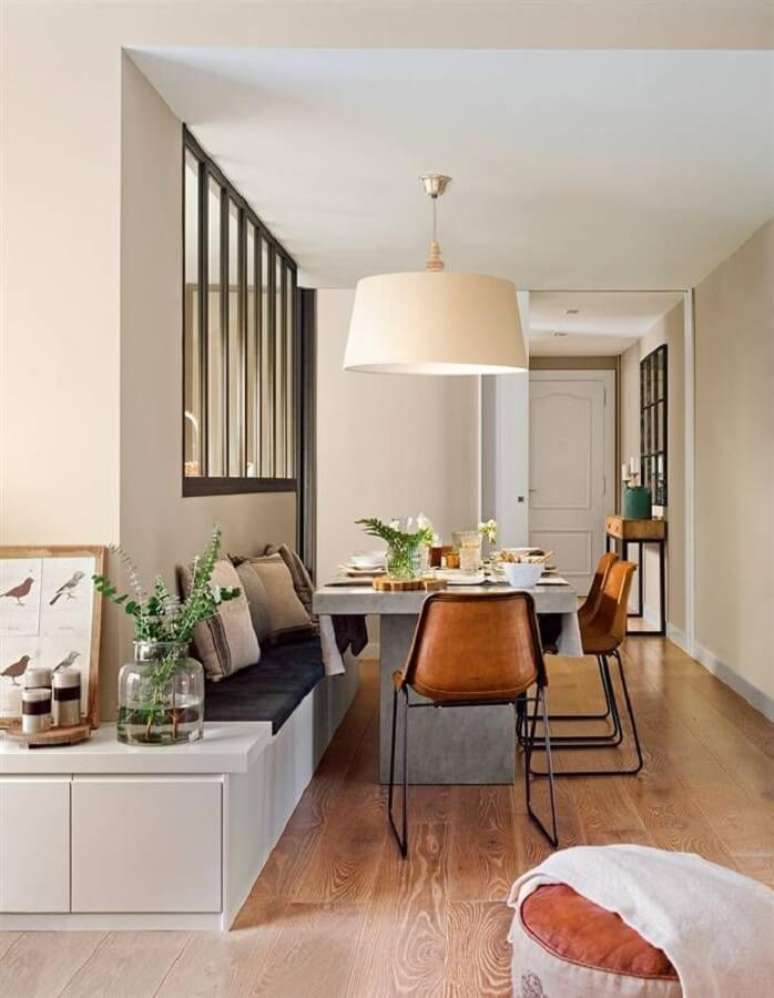 62. Decora&ccedil;&atilde;o de sala de jantar com lumin&aacute;ria de teto &ndash; Foto: Cokhiin