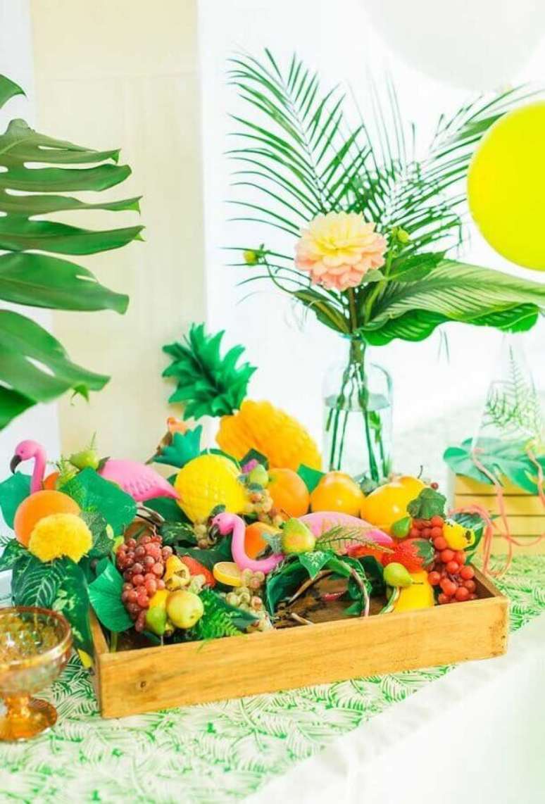9. Decoração com mesa de frutas para festa flamingo tropical – Foto: Kara’s Party Ideas