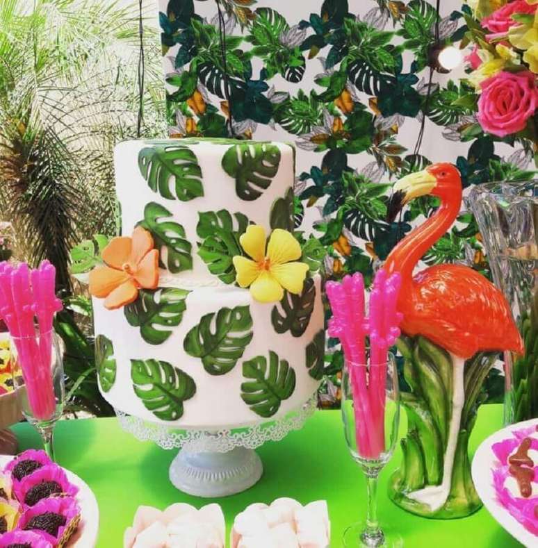 92. Linda decoração com bolo personalizado para festa flamingo tropical – Foto: Giovani Arguelho Eventos