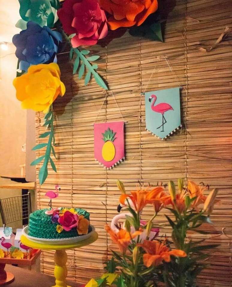 93. Painel rústico decorado com flores de papel para festa flamingo tropical – Foto: Tiquinho de Cor