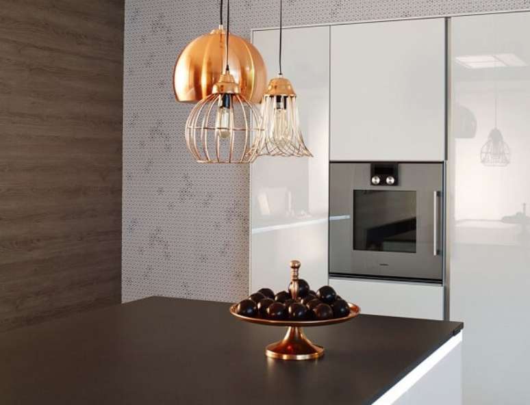 77. As lumin&aacute;rias de teto de cobre trazem sofistica&ccedil;&atilde;o para o ambiente &ndash; Fonte: Cosentino