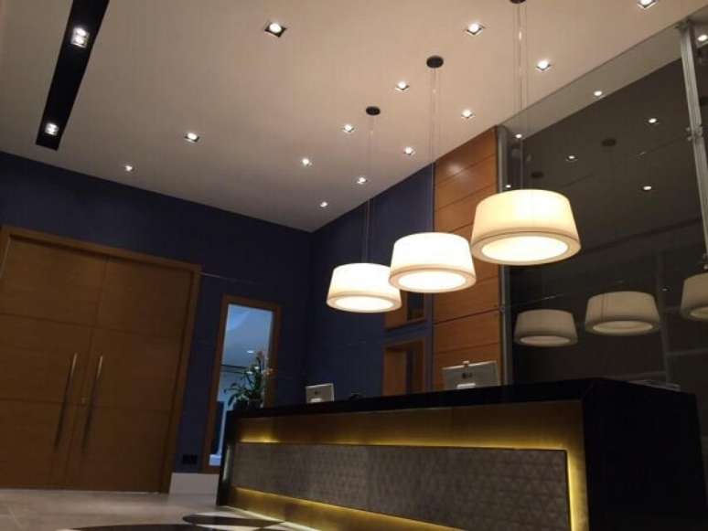 78. As lumin&aacute;rias de teto trazem charme para a entrada do consult&oacute;ria &ndash; Projeto por Lucio Nocito