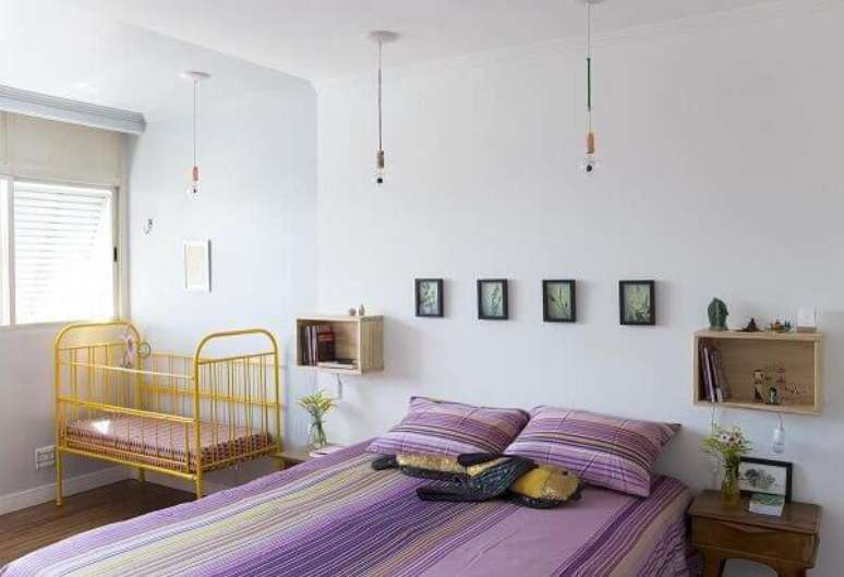 14- Quadros para quarto&nbsp;com dimens&otilde;es pequenas foram colocados na cabeceira da cama. Fonte: Biju Decora&ccedil;&atilde;o Reuso