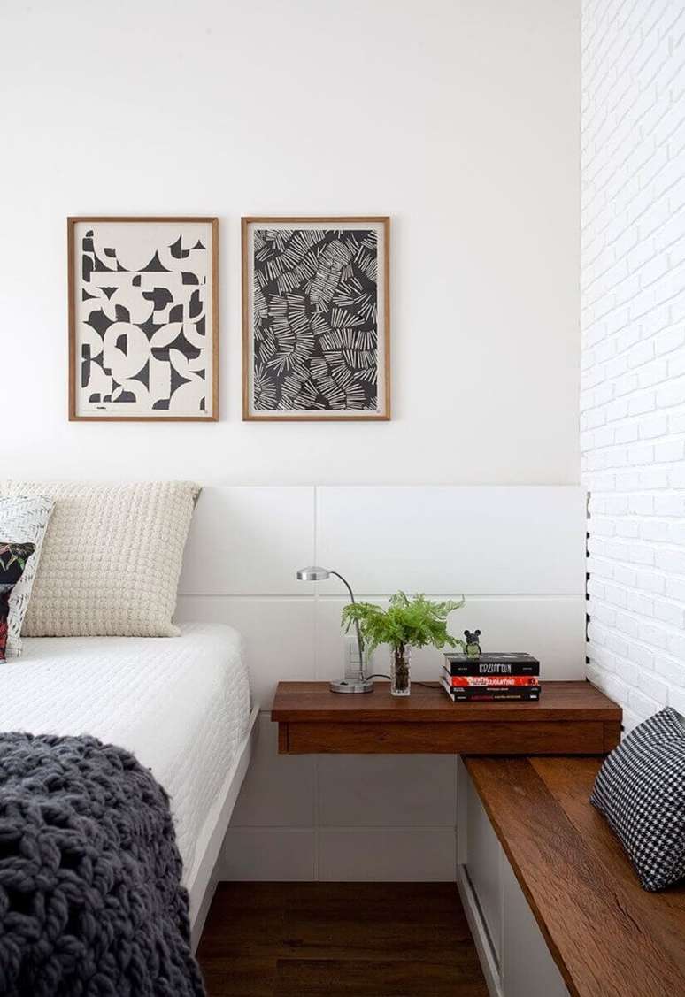 23- Os quadros para quarto pendurados e descentralizados levam charme especial ao ambiente. Fonte: Casa da Valentina