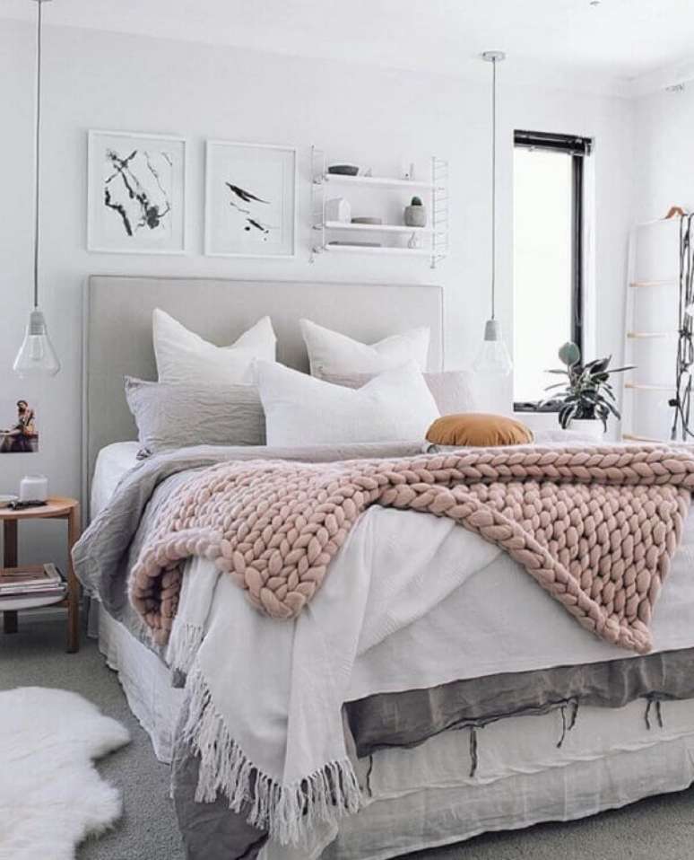 21- Na decora&ccedil;&atilde;o em estilo clean os quadros para quarto apresentam tons suaves nas imagens e molduras. Fonte: Na D&uacute;vida Experimenta