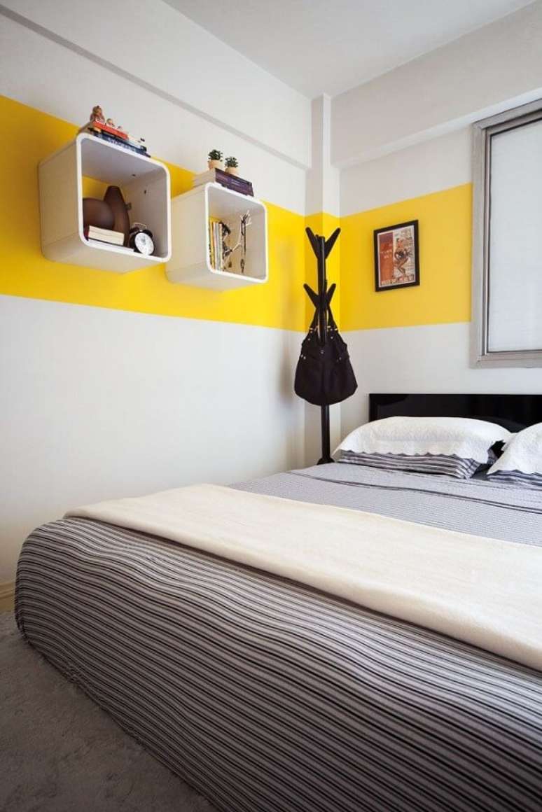 30- No quarto de casal a faixa amarela destaca o quadro no canto da parede. Fonte: Ana Carolina Campos Fran&ccedil;a