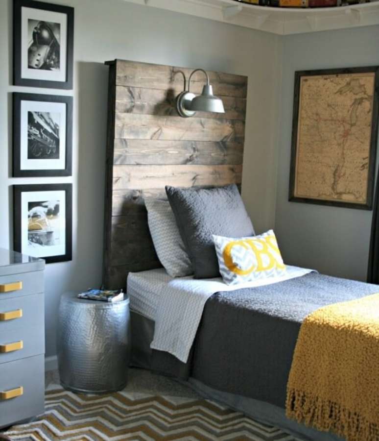 5- No quarto de solteiro a parede de quadros tem o conjunto de tr&ecirc;s fotos penduradas ao lado da cama. Fonte: Aaron Guides