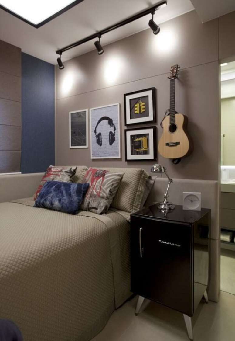 39- No quarto para jovens os quadros t&ecirc;m temas musicais. Fonte: Pinterest