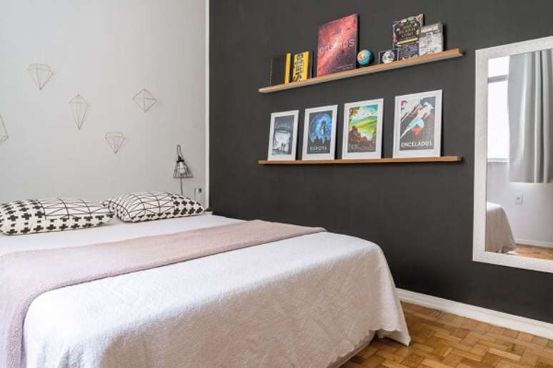 41- Os quadros para quarto foram apoiados em uma prateleira. Fonte: Ana Carolina Campos Fran&ccedil;a