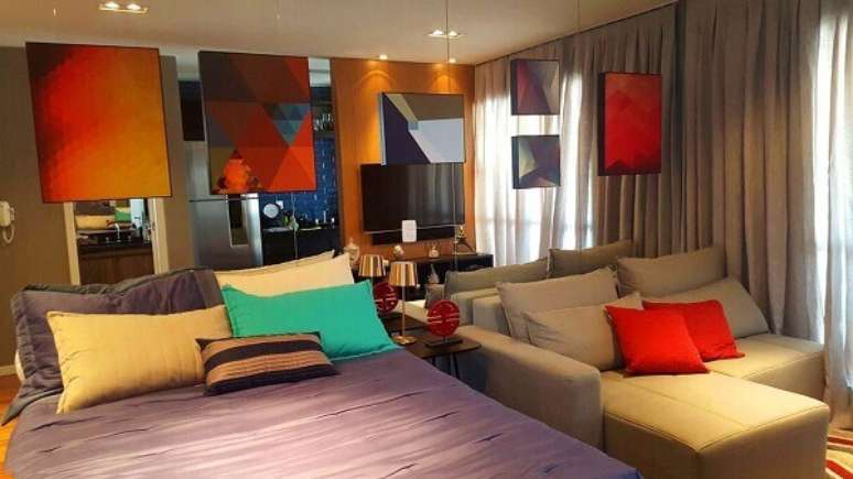 17- No Studio, os quadros para quarto com cores fortes criam um ambiente alegre e descontra&iacute;do. Fonte: Zark Studio Lab