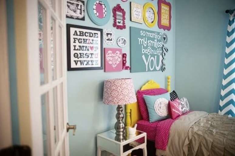 43- No dormit&oacute;rio de adolescente os quadros para quarto t&ecirc;m formas, tamanhos e cores variadas. Fonte: Pinterest