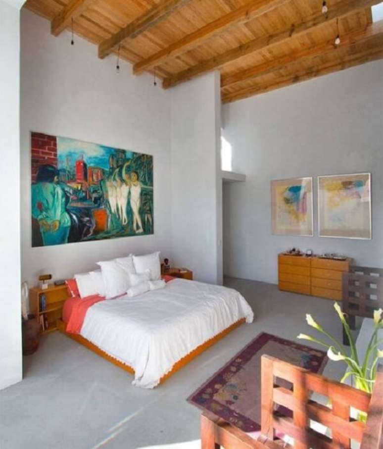 61- No ambiente amplo foi utilizado um quadro grande e colorido. Fonte: Pinterest