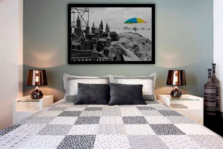 66- As molduras dos quadros para quarto devem acompanhar o estilo da imagem. Fonte: The Holk